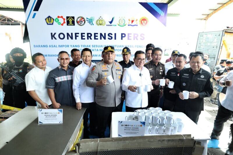 Polres Tanjung Perak dan Kemendagri sita keramik impor ilegal
