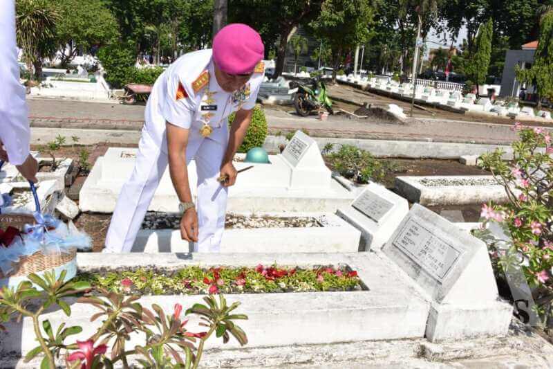 Dankodiklatal Letjen TNI Marinir Nur Alamsyah ziarah di TMP 10 November