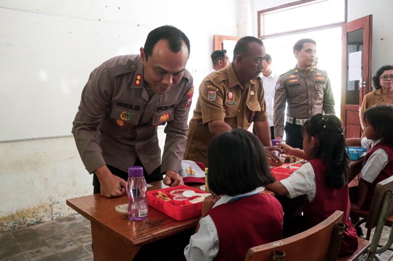 Kapolres Malang AKBP Putu Kholis Aryana bagi makanan ke SDN 4 Sitiarjo