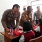 Kapolres Malang AKBP Putu Kholis Aryana bagi makanan ke SDN 4 Sitiarjo