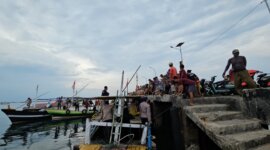 Polres Probolinggo beri bantuan air mineral ke pulau Gili Ketapang