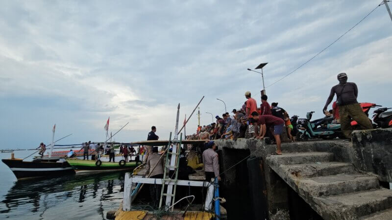 Polres Probolinggo beri bantuan air mineral ke pulau Gili Ketapang