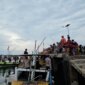 Polres Probolinggo beri bantuan air mineral ke pulau Gili Ketapang