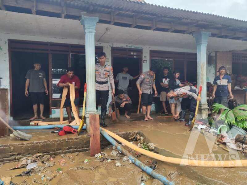 Polres Blitar siapkan dapur umum untuk warga terdampak banjir