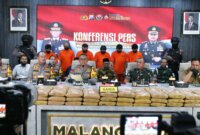 Kapolda Jatim Irjen Pol Drs. Imam Sugianto saat release kasus Ganja