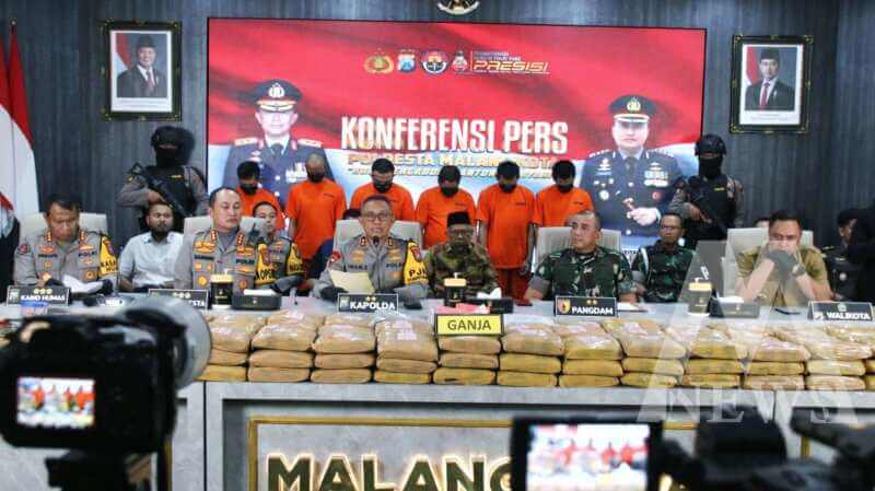 Kapolda Jatim Irjen Pol Drs. Imam Sugianto saat release kasus Ganja