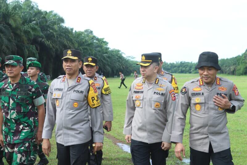 Kapolda Jabar Irjen Pol Akhmad Wiyagus cek Desa terdampak bencana longsor