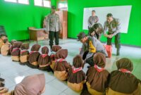 Polres Nganjuk bagikan makan siang gratis