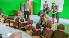 Polres Nganjuk bagikan makan siang gratis
