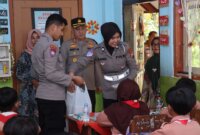 Kapolres Blitar AKBP Wiwit Adisatria saat berbagi makanan bergizi