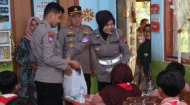 Kapolres Blitar AKBP Wiwit Adisatria saat berbagi makanan bergizi