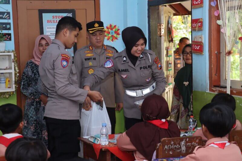 Kapolres Blitar AKBP Wiwit Adisatria saat berbagi makanan bergizi