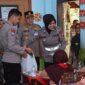 Kapolres Blitar AKBP Wiwit Adisatria saat berbagi makanan bergizi