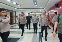 Kapolda Jatim Irjen Pol Drs. Imam Sugianto saat pantau sepakbola di GBT