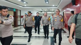 Kapolda Jatim Irjen Pol Drs. Imam Sugianto saat pantau sepakbola di GBT