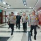 Kapolda Jatim Irjen Pol Drs. Imam Sugianto saat pantau sepakbola di GBT