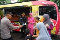 Mobil si Sumeh Polres Pasuruan Kota beri bantuan korban banjir