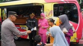 Mobil si Sumeh Polres Pasuruan Kota beri bantuan korban banjir