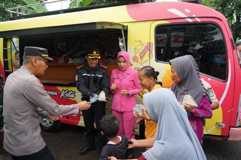 Mobil si Sumeh Polres Pasuruan Kota beri bantuan korban banjir