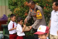 Polres Pacitan bagikan makanan bergizi ke SDN Sumberharjo