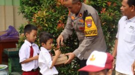 Polres Pacitan bagikan makanan bergizi ke SDN Sumberharjo