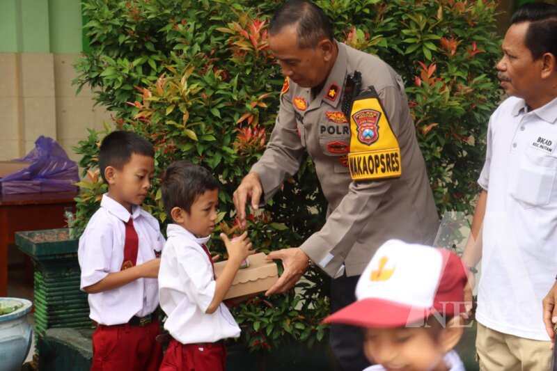 Polres Pacitan bagikan makanan bergizi ke SDN Sumberharjo