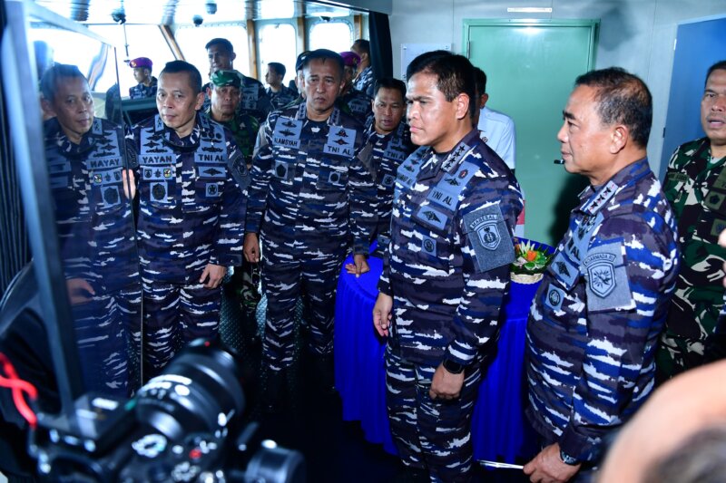 Dankodiklatal Letjen TNI Marinir Nur Alamsyah saksikan penembakan senjata dalam Latopslagab II