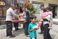 Polres Kediri Kota berbagi makanan bergizi dan jus buah untuk anak-anak