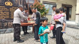 Polres Kediri Kota berbagi makanan bergizi dan jus buah untuk anak-anak