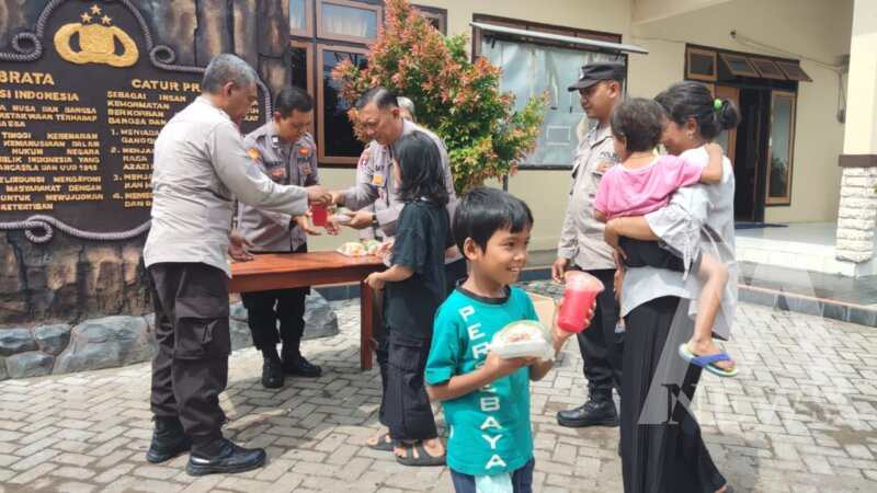 Polres Kediri Kota berbagi makanan bergizi dan jus buah untuk anak-anak