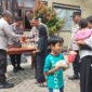 Polres Kediri Kota berbagi makanan bergizi dan jus buah untuk anak-anak
