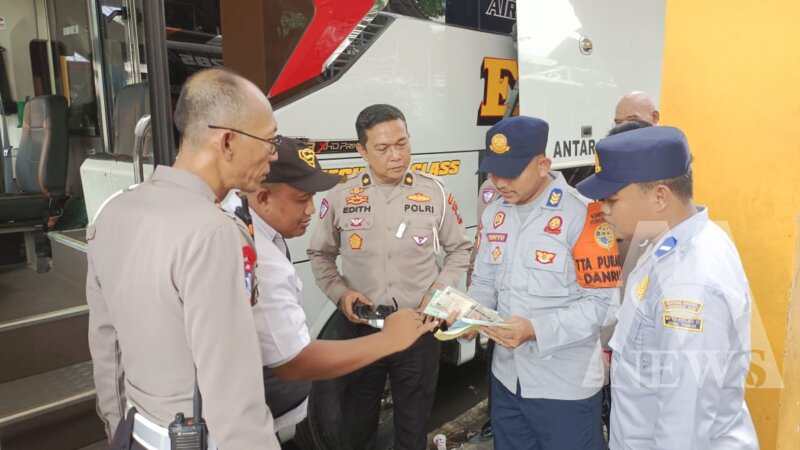 Ditlantas Polda Jatim dan Dishub cek angkutan umum di Bungurasih