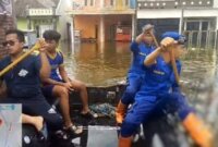 Ditpolairud Polda Jatim evakuasi korban bencana banjir
