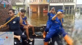 Ditpolairud Polda Jatim evakuasi korban bencana banjir