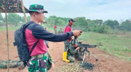 Siswa Marinir Kodiklatal lattek menembak dan taktik operasi darat
