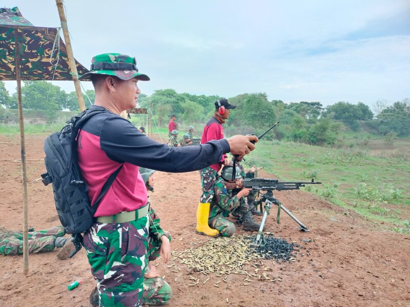 Siswa Marinir Kodiklatal lattek menembak dan taktik operasi darat