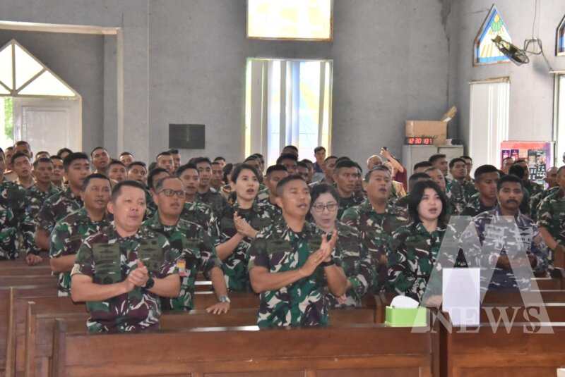 Siswa dan Antap Kodiklatal doa bersama
