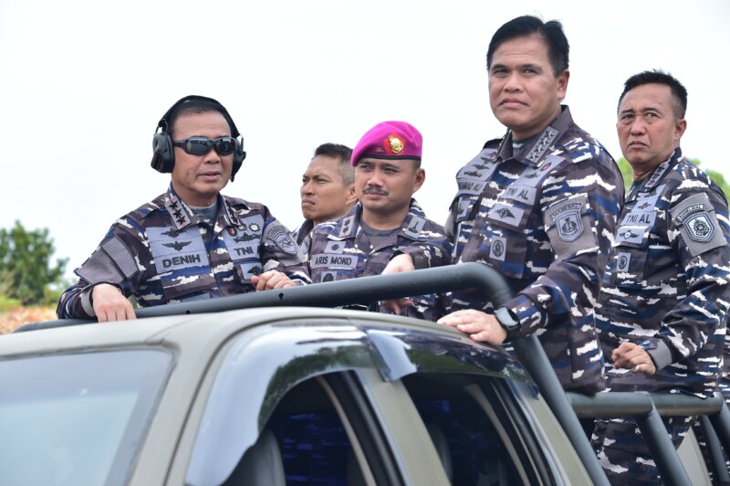 Dankodiklatal Letjen TNI Marinir Nur Alamsyah dampingi KASAL Laksamana TNI Dr. Muhammad Ali