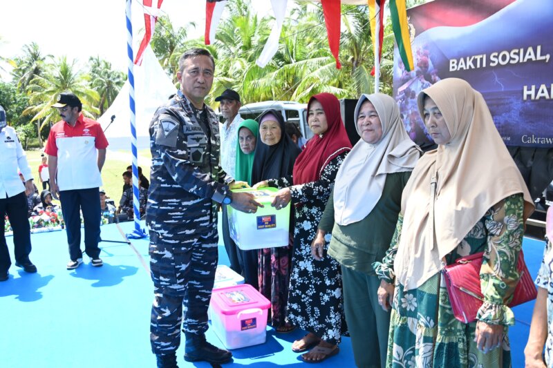 Dankodiklatal Letjen TNI Marinir Nur Alamsyah saat baksos