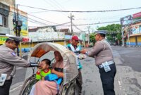 Satlantas Polres Lumajang bagi nasi bungkus