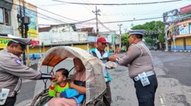 Satlantas Polres Lumajang bagi nasi bungkus