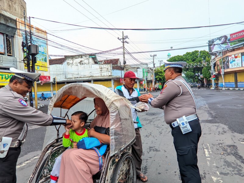 Satlantas Polres Lumajang bagi nasi bungkus