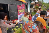 Mobil Satbinmas Polresta Banyuwangi patroli sambil bagikan sayur