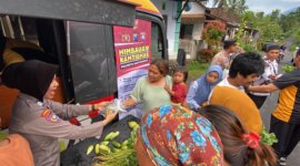 Mobil Satbinmas Polresta Banyuwangi patroli sambil bagikan sayur
