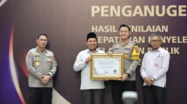 Kapolres Lamongan AKBP Bobby A. Condroputra terima penghargaan