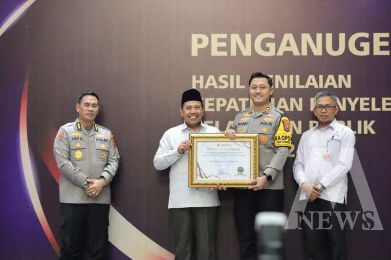 Kapolres Lamongan AKBP Bobby A. Condroputra terima penghargaan