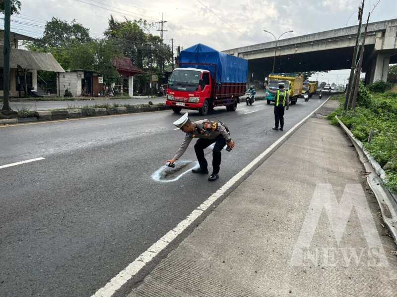 Satlantas Polres Pasuruan tandai jalur berlubang