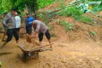 TNI Polri dan Warga bantu bencana longsor