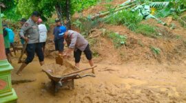 TNI Polri dan Warga bantu bencana longsor