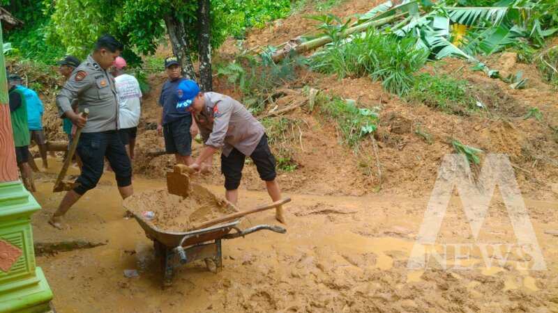 TNI Polri dan Warga bantu bencana longsor